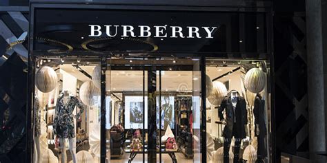 burberry brucia vestiti|Burberry ha bruciato 30 milioni di capi per strategia aziendale.